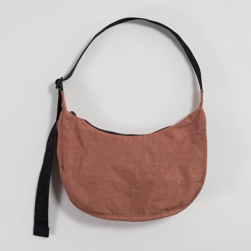 BAGGU Medium Crescent in color Rhubarb
